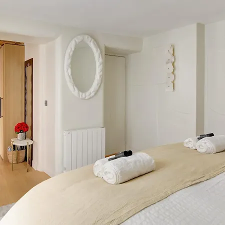 Apartment Luxury Terrace Flat Champs-elysees Paris